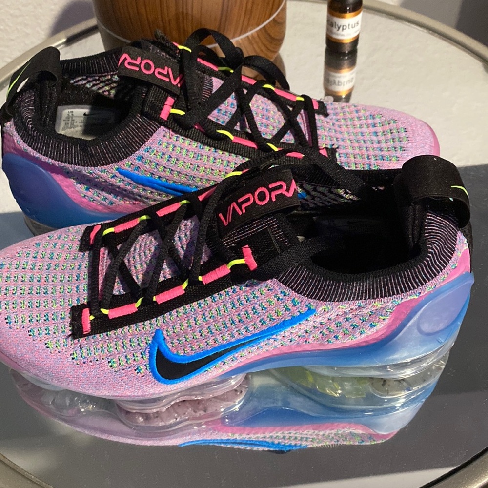 Ladies size 5.5 equal to a kids 4Y Nike Air Vapor Max ID#DX3369-600. New no box.